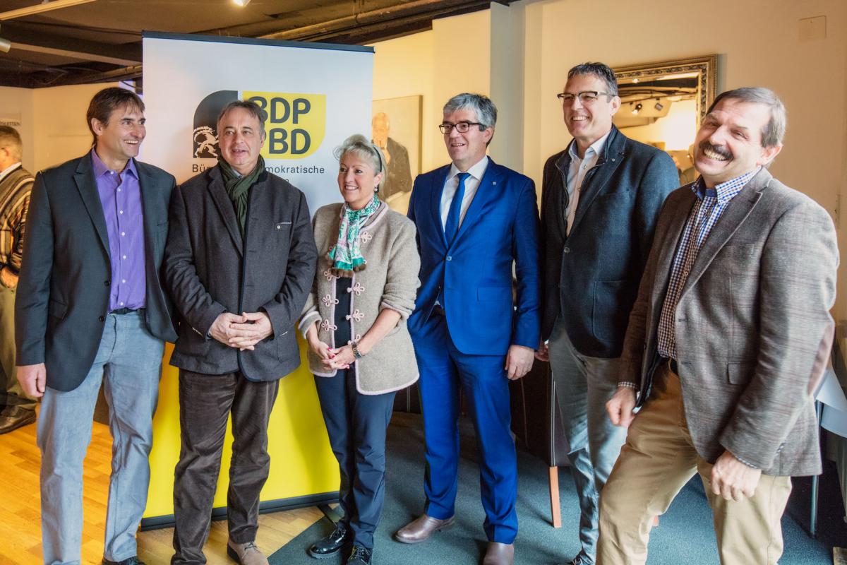 Foto: Gian Michael, Fraktionspräsident; Martin Aebli, Standespräsident; Barbara Janom Steiner, Regierungsrätin; Jon Domenic Parolini, Regierungsratskandidat; Andreas Felix, Regierungskandidat; Duri Campell, Nationalrat (v.l.)